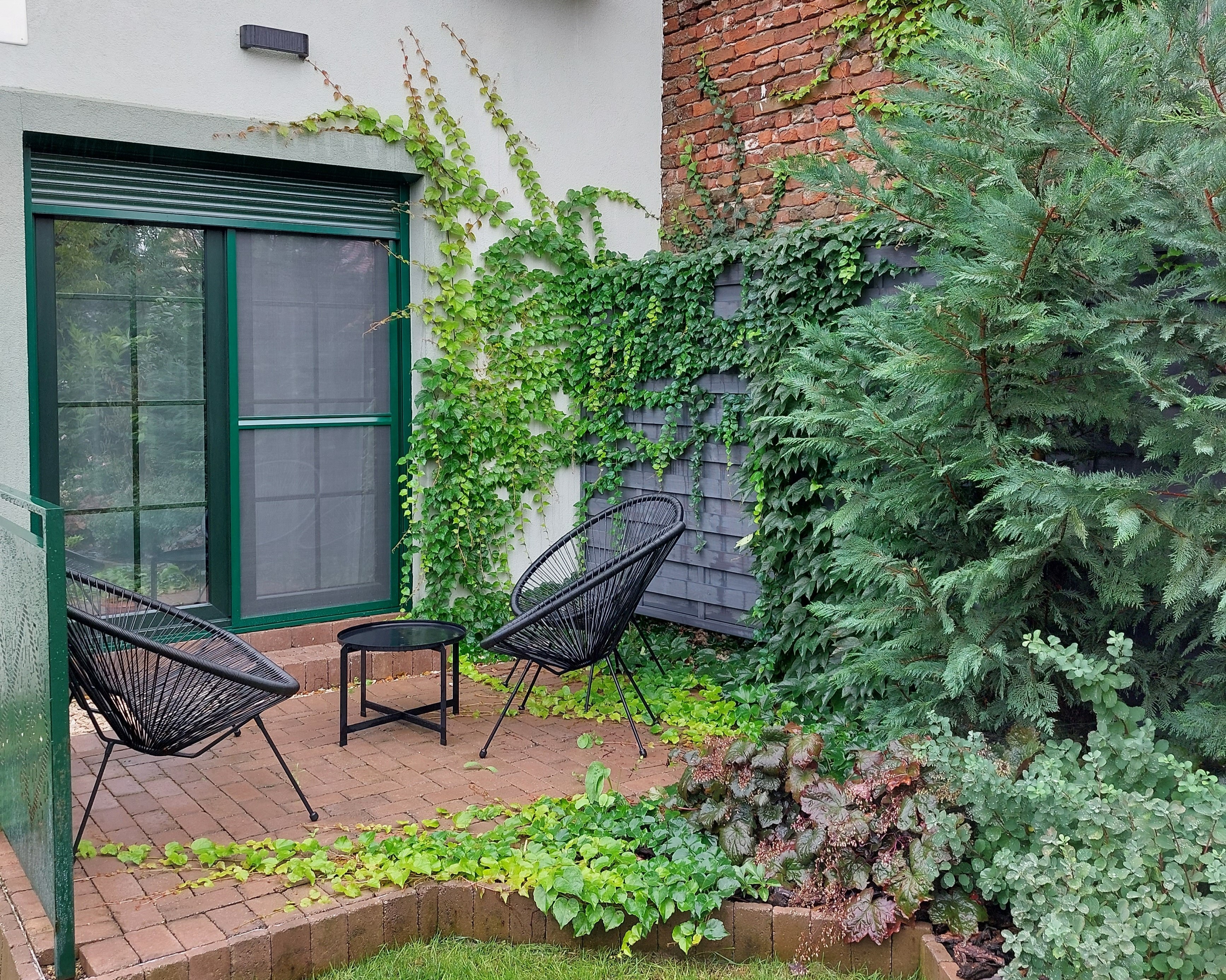 Backyard garden landscaping